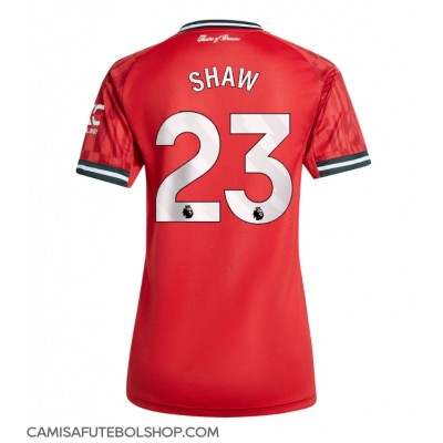 Camisa de time de futebol Manchester United Luke Shaw #23 Replicas 1º Equipamento Feminina 2025-26 Manga Curta Camisa de time de futebol Manchester United Luke Shaw #23 Replicas 1º Equipamento Feminina 2025-26 Manga Curta